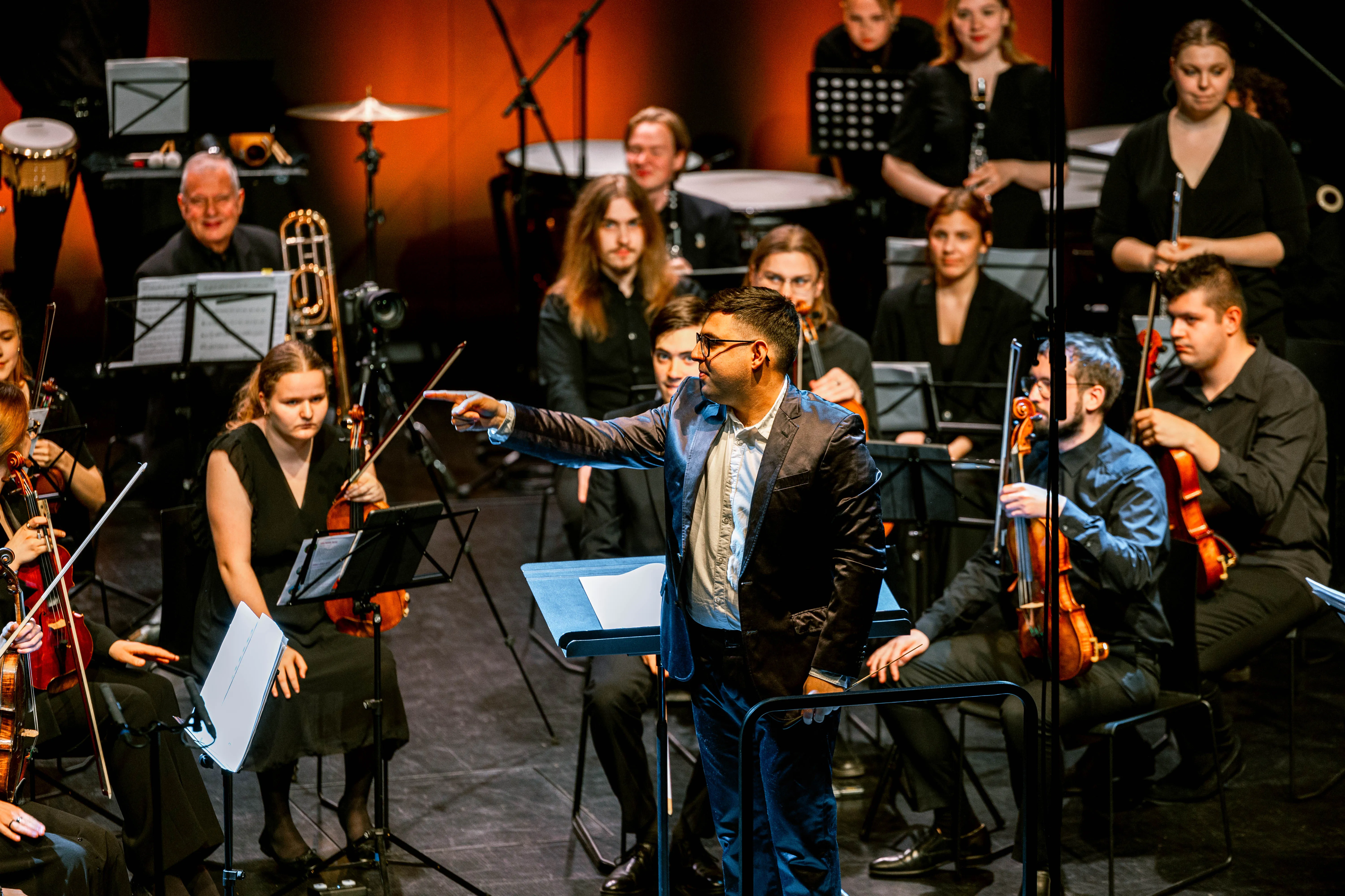 Eladio Aguilar conducting at Iberofest 2025, Kumu Auditorium, Tallinn