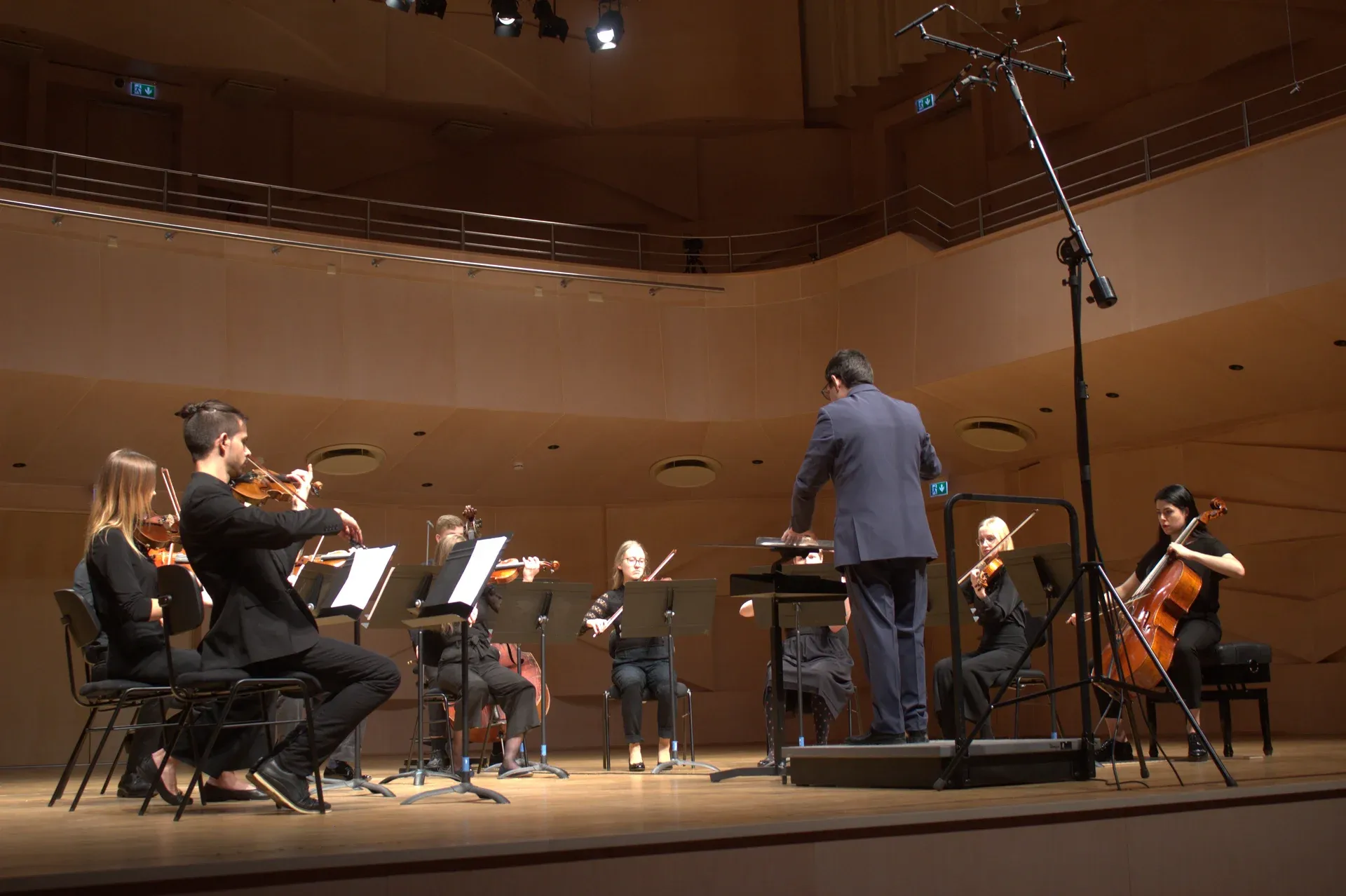 Eladio Aguilar conducting at Estonia Concert Hall